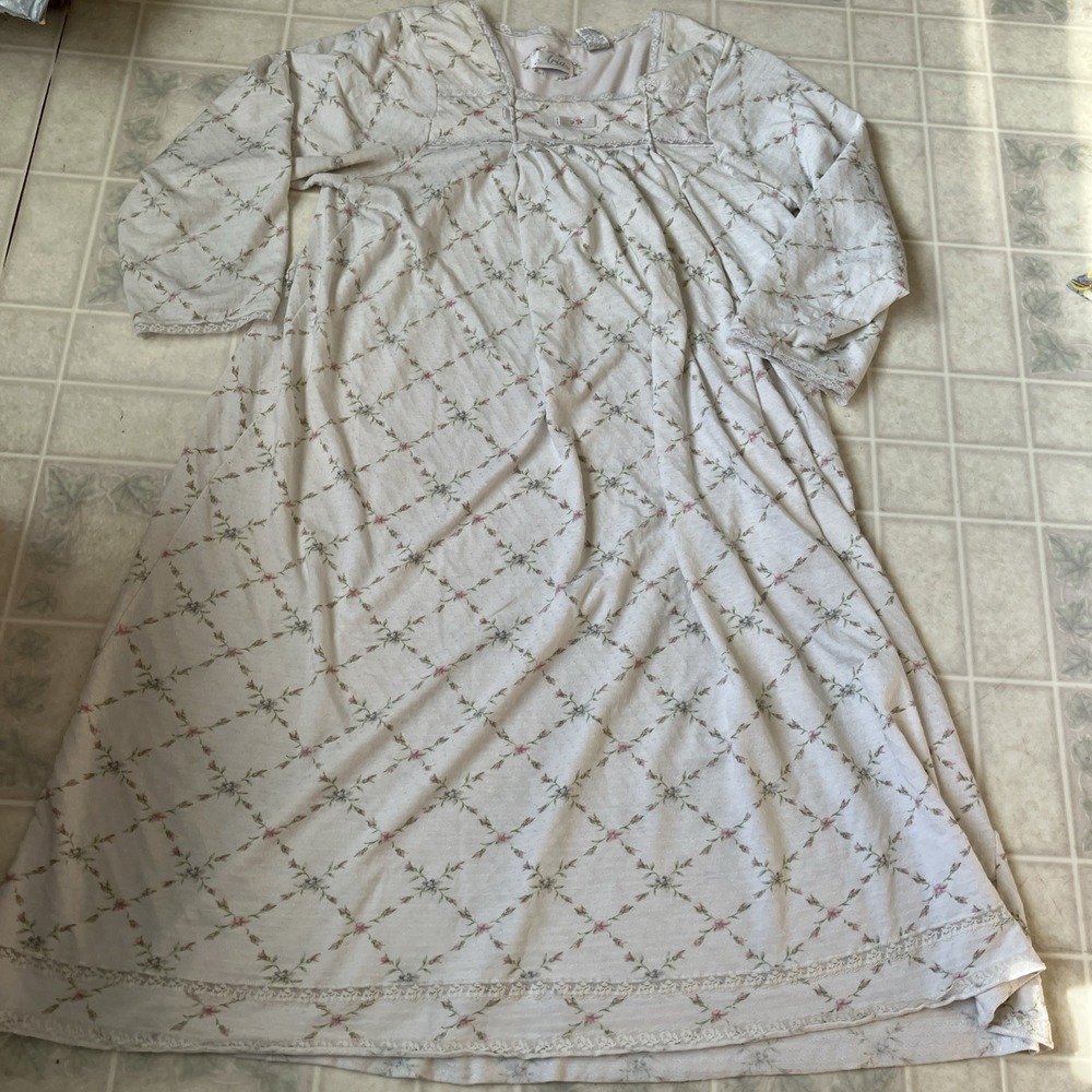 ARIA White with Floral pattern Nightgown Long Sleeve Granny Square neck Sz Large